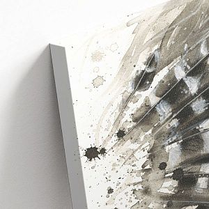 Девушка с перьями