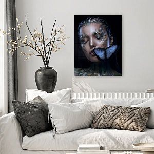 Модель с бабочками