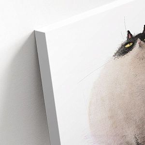 Пушистый кот с канарейкой