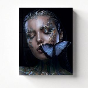 Модель с бабочками