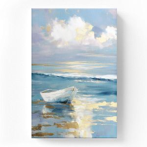 Белая лодка в зеркале моря