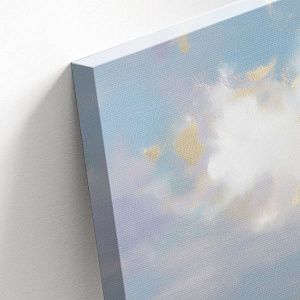 Белая лодка в зеркале моря